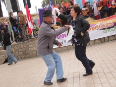 Con cuecas y diabladas nortinas dieron la bienvenida a agosto en la plaza de Llolleo