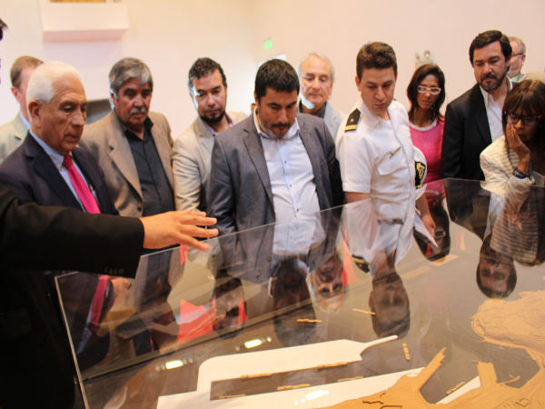 Estudiantes de arquitectura regalaron a museo maqueta de la ciudad de San Antonio y su desarrollo portuario