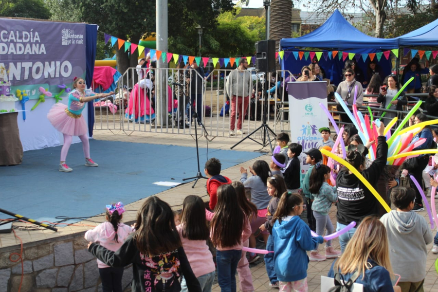 Con muchos juegos y diversión se vivió la Fiesta Infantil en la Plaza de Llolleo