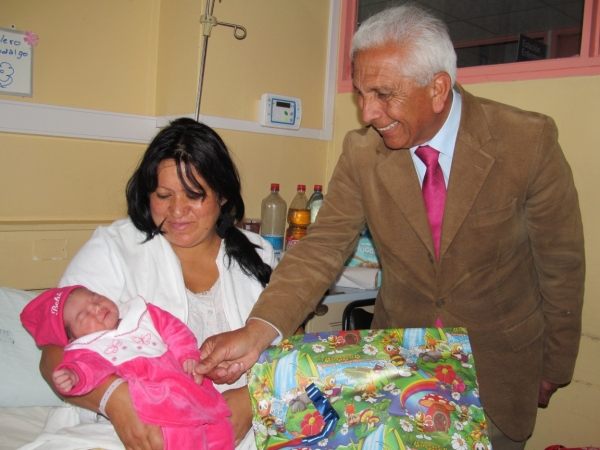 Alcalde saludo a madre de primer bebe nacido en el día de aniversario Municipal