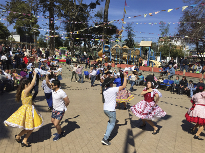 Cuecas, huasos y folclore se tomaron la plaza de Llolleo