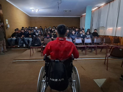 En el mes del deporte, nadador paralímpico entrega potente mensaje a estudiantes de la comuna