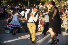 Con 131 cuecas parte la celebración de un nuevo aniversario de la Municipalidad de San Antonio