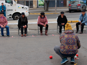 150 jugadoras y jugadores del deporte de bochas se destacaron en el frontis del municipio