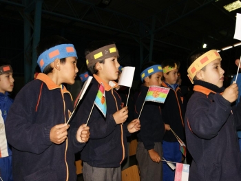 Niños y niñas de la escuela Padre André Coindre celebraron la llegada del año nuevo Mapuche