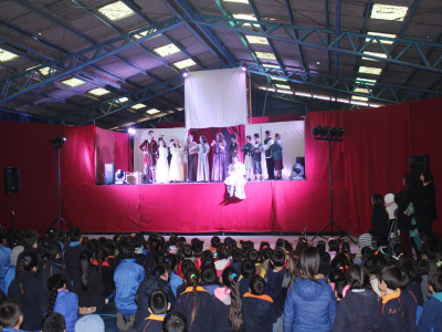 Estudiantes de la escuela Padre André Coindre se lucieron en obra de teatro “La Bella y la Bestia”