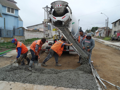 Pavimentan una calle de casi 100 años de edad en Barrancas