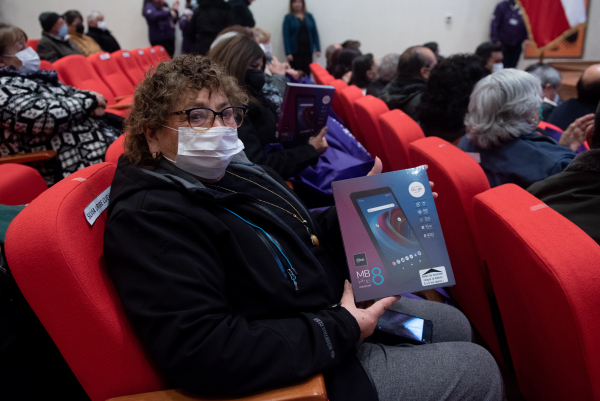 Personas mayores finalizan primera etapa de taller de Alfabetización Digital y reciben tablets por su participación