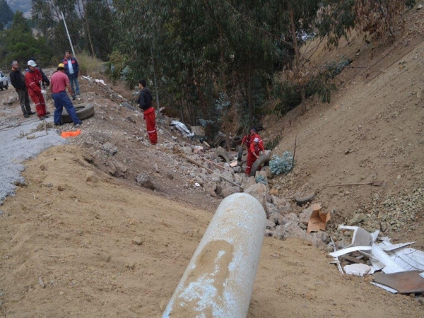 Inescrupulosos arrojan neumáticos y gran cantidad de basura en quebrada en Alto Bellavista