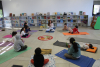 Niños y niñas disfrutan de una divertida jornada de yoga y literatura