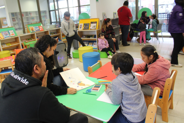 Niñas y niños de San Antonio disfrutaron creando coloridas máscaras en la biblioteca