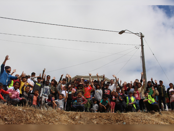 Niños y vecinos participan en plantación de árboles nativos en la quebrada Cordillera