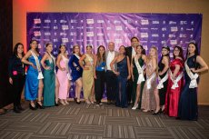 Javiera Contador y Sim&oacute;n de la Costa animar&aacute;n el Carnaval de Murgas y Comparsas 2024 de San Antonio