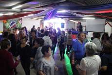 Programa Adulto Mayor "lanz&oacute;" la casa por la ventana en el &uacute;ltimo Mal&oacute;n Bailable del 2023