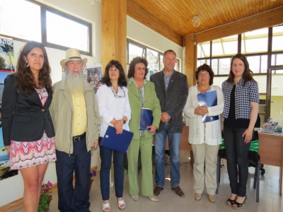 Entregan cheques a los ganadores de las vitrinas navide&ntilde;as