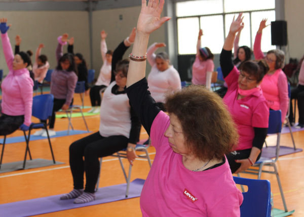 Encuentro masivo de yoga reuni&oacute; a 60 &nbsp;sanantoninas en el gimnasio Jos&eacute; Rojas Zamora