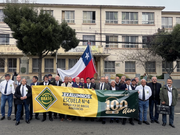 Un desfile lleno de recuerdos y nostalgia hubo con la delegaci&oacute;n de ex alumnos de la escuela N&deg;4